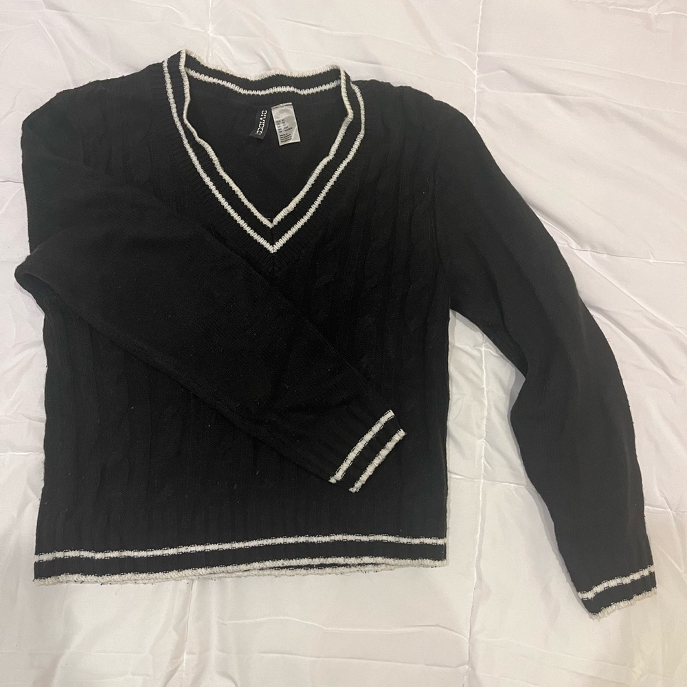 COZY BLACK V NECK SWEATER